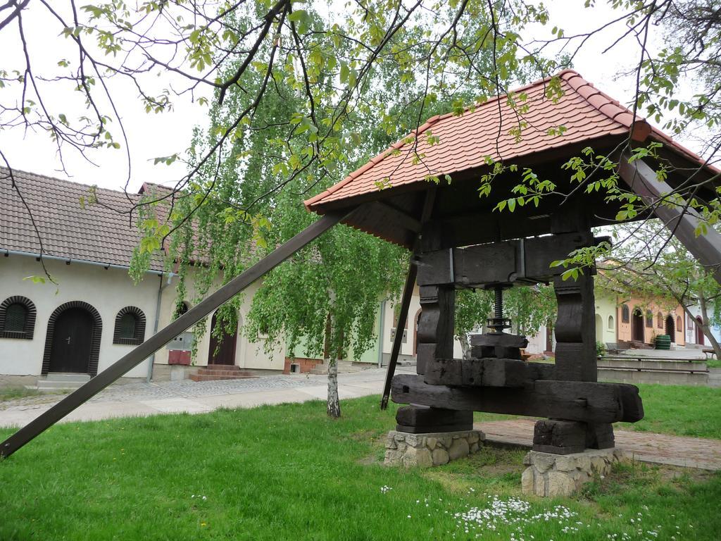 Penzion A Pizzerie Na Zalozne Kobylí Exterior foto